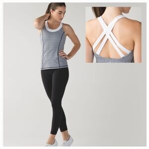 Lululemon Enhearten tank top with built in bra Luon sz 6 white black EUC